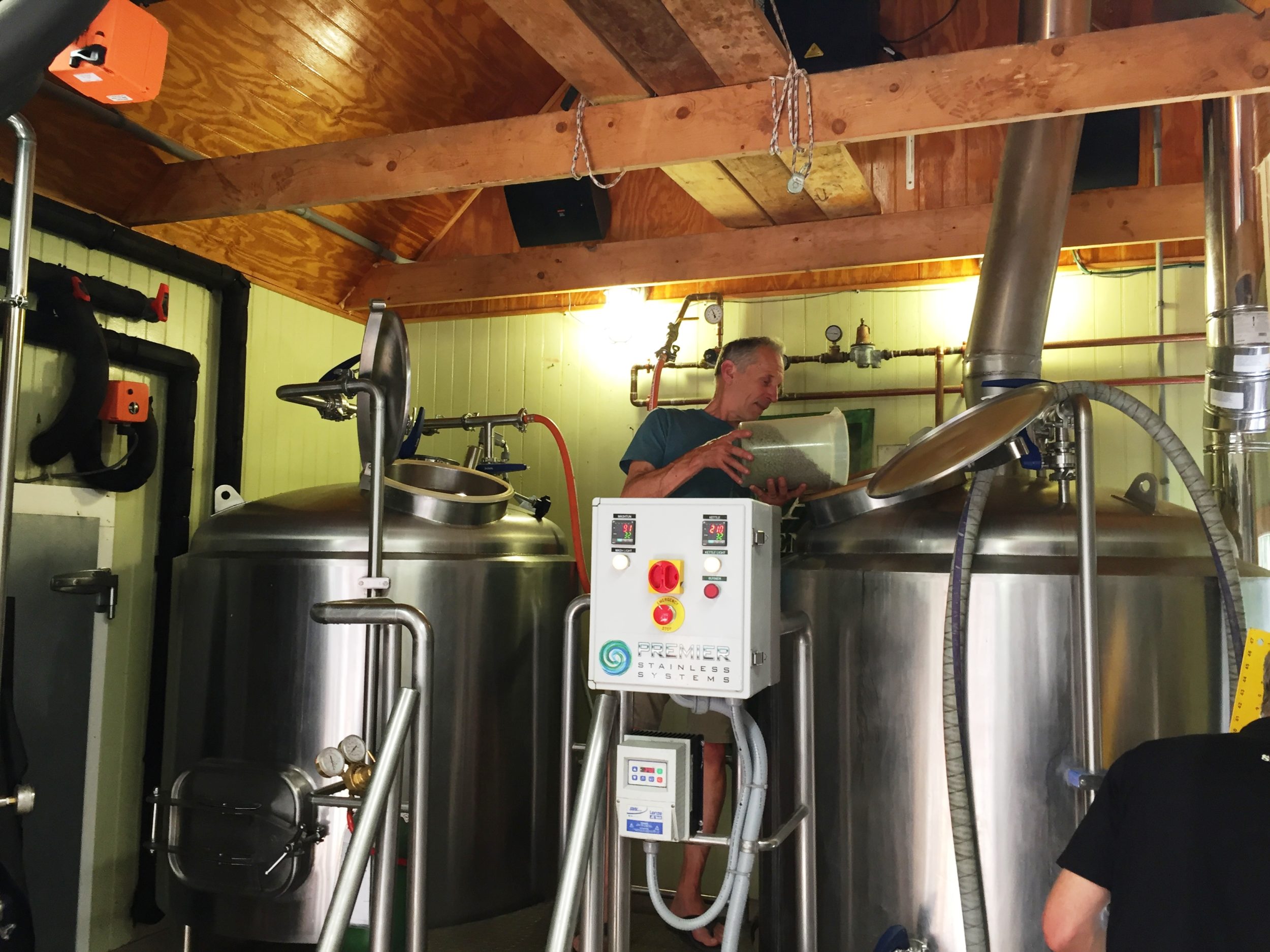 Time to add the hops - and the honor goes to Chris Rimmer! / © Steve Faccio